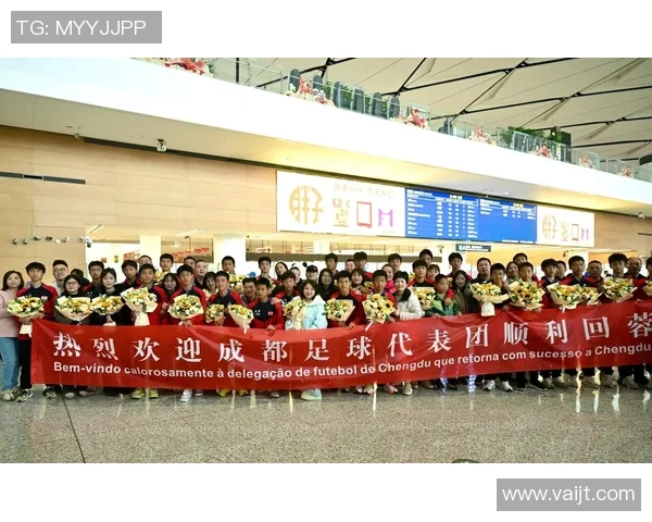 足球明星团队抵达新赛季热身赛现场引发球迷热烈欢迎