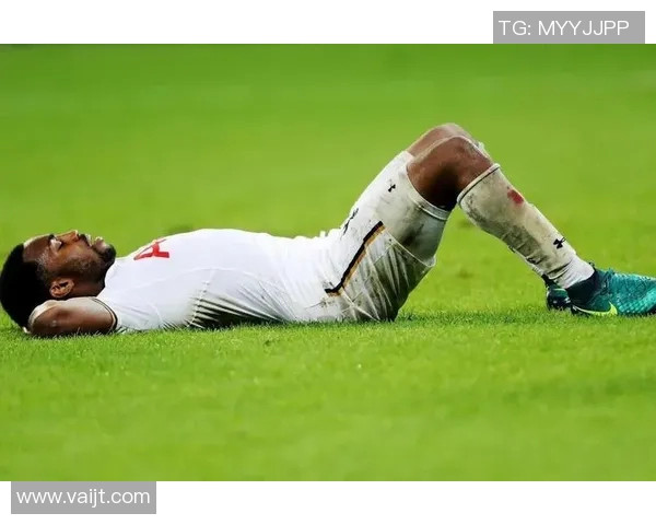 足球明星在比赛中遭遇小腿受伤瞬间引发热议的精彩图片合集