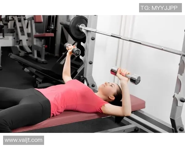 女生如何科学有效地练习哑铃塑造完美身材的全攻略